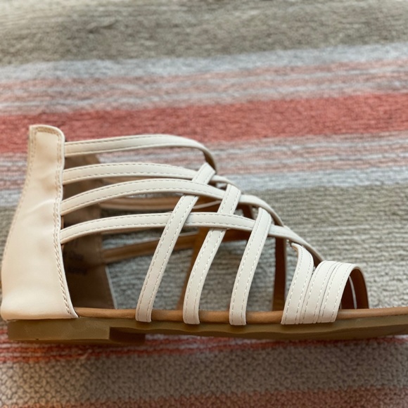 New Never Worn Journee Collection Hanni White Gladiator Sandals Size 7.5 - Picture 2 of 13